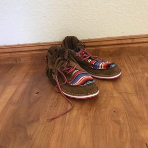 Ariat Cruisers 8.5 serape and fringe!